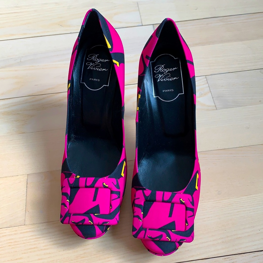 Brand new Roger Vivier heels in pink print
